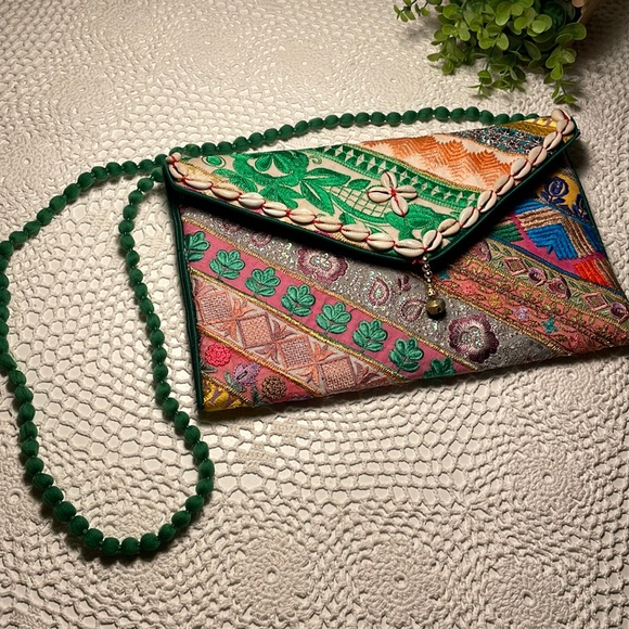 New! Embellished Embroidered tapestry purse - Picture 1 of 8